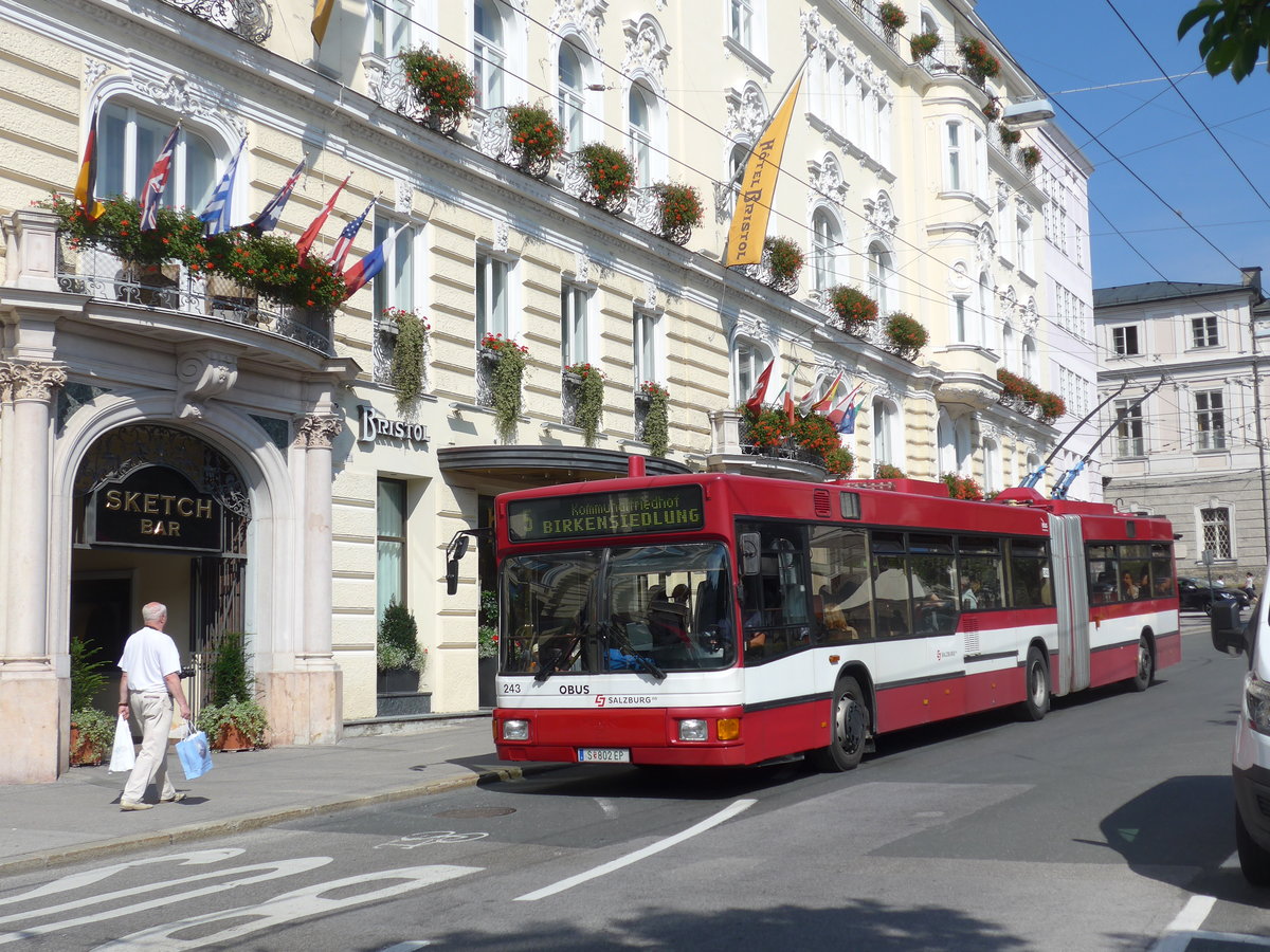(197'226) - OBUS Salzburg - Nr. 243/S 802 EP - Gr�f&Stift Gelenktrolleybus (ex Nr. 9663) am 13. September 2018 in Salzburg, Makartplatz
