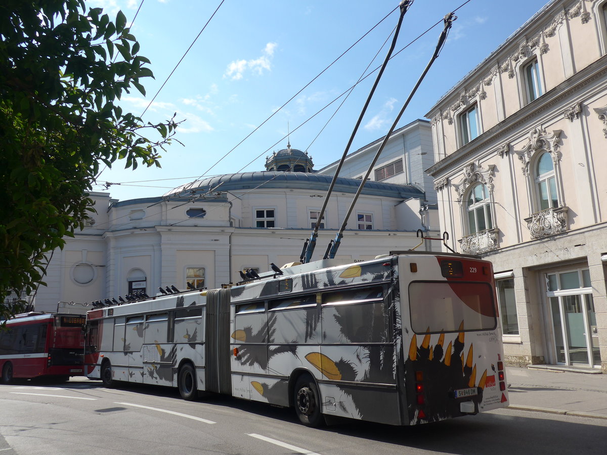 (197'269) - OBUS Salzburg - Nr. 229/S 946 DM - Gr�f&Stift Gelenktrolleybus (ex Nr. 9469) am 13. September 2018 in Salzburg, Makartplatz