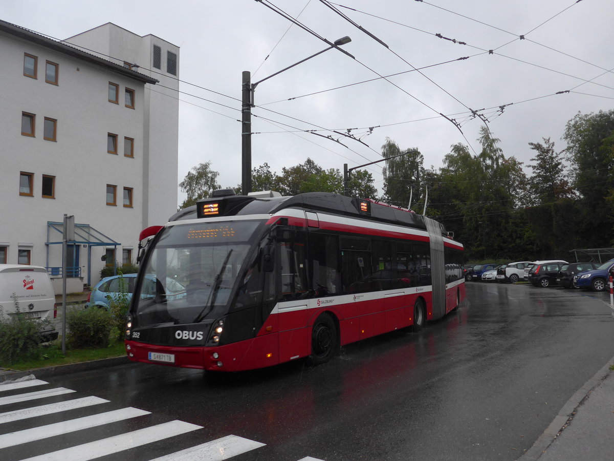 (197'426) - OBUS Salzburg - Nr. 352/S 871 TB - Solaris Gelenktrolleybus am 14. September 2018 beim Bahnhof Salzburg S�d