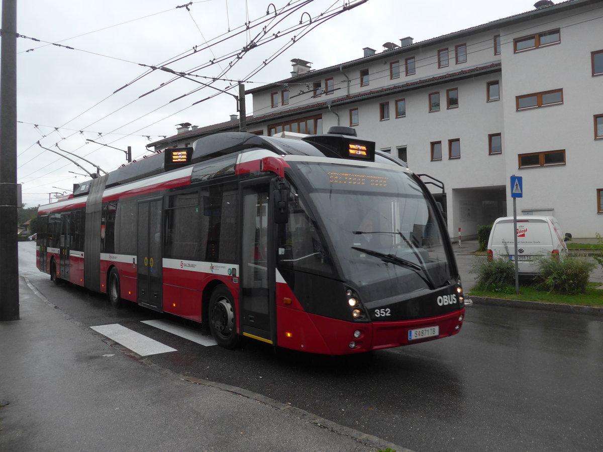 (197'432) - OBUS Salzburg - Nr. 352/S 871 TB - Solaris Gelenktrolleybus am 14. September 2018 beim Bahnhof Salzburg S�d