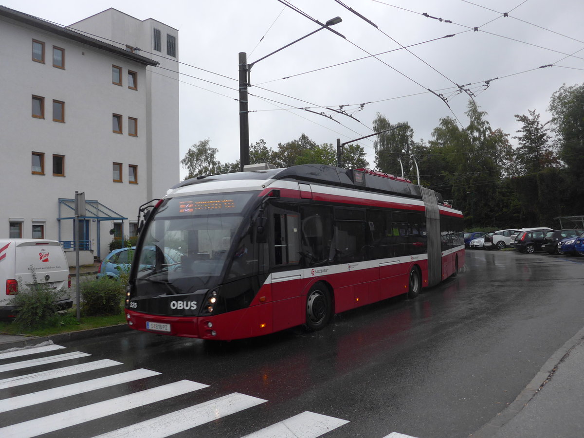 (197'435) - OBUS Salzburg - Nr. 325/S 816 PZ - Solaris Gelenktrolleybus am 14. September 2018 beim Bahnhof Salzburg S�d