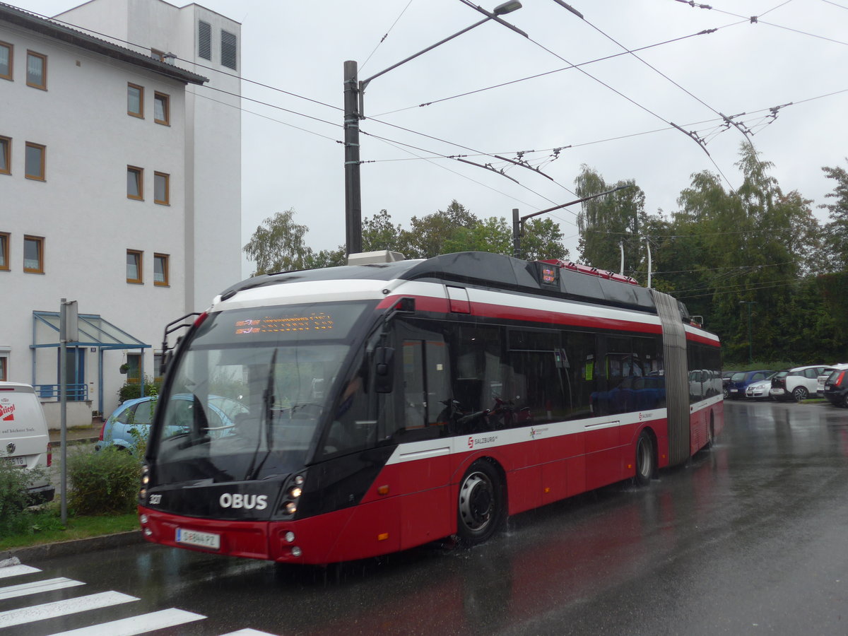 (197'458) - OBUS Salzburg - Nr. 327/S 844 PZ - Solaris Gelenktrolleybus am 14. September 2018 beim Bahnhof Salzburg S�d
