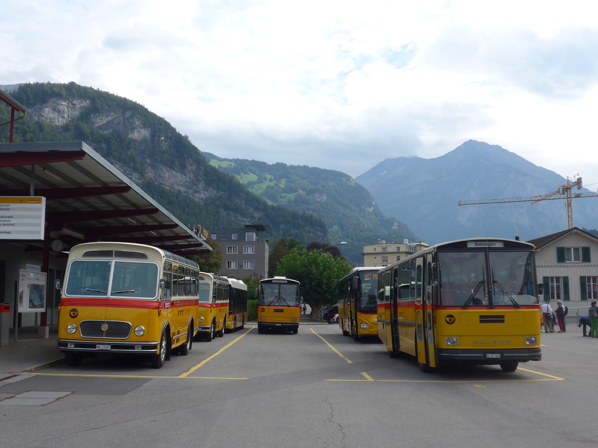 (197'728) - M�ller, Ennetmoos - NW 23'167 - FBW/Gangloff (ex Rentsch, Gunten; ex P 23'203; ex P 21'003) + AVG Meiringen - Nr. 74/BE 607'481 - Saurer/R&J (ex PostAuto Berner Oberland; ex P 24'357) am 16. September 2018 in Meiringen, Postautostation