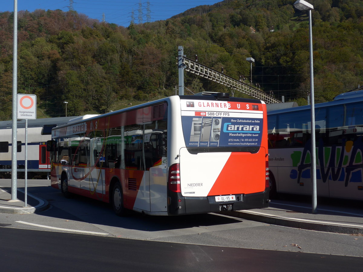 (198'230) - Niederer, Filzbach - Nr. 28/GL 95 - Mercedes am 13. Oktober 2018 beim Bahnhof Ziegelbr�cke