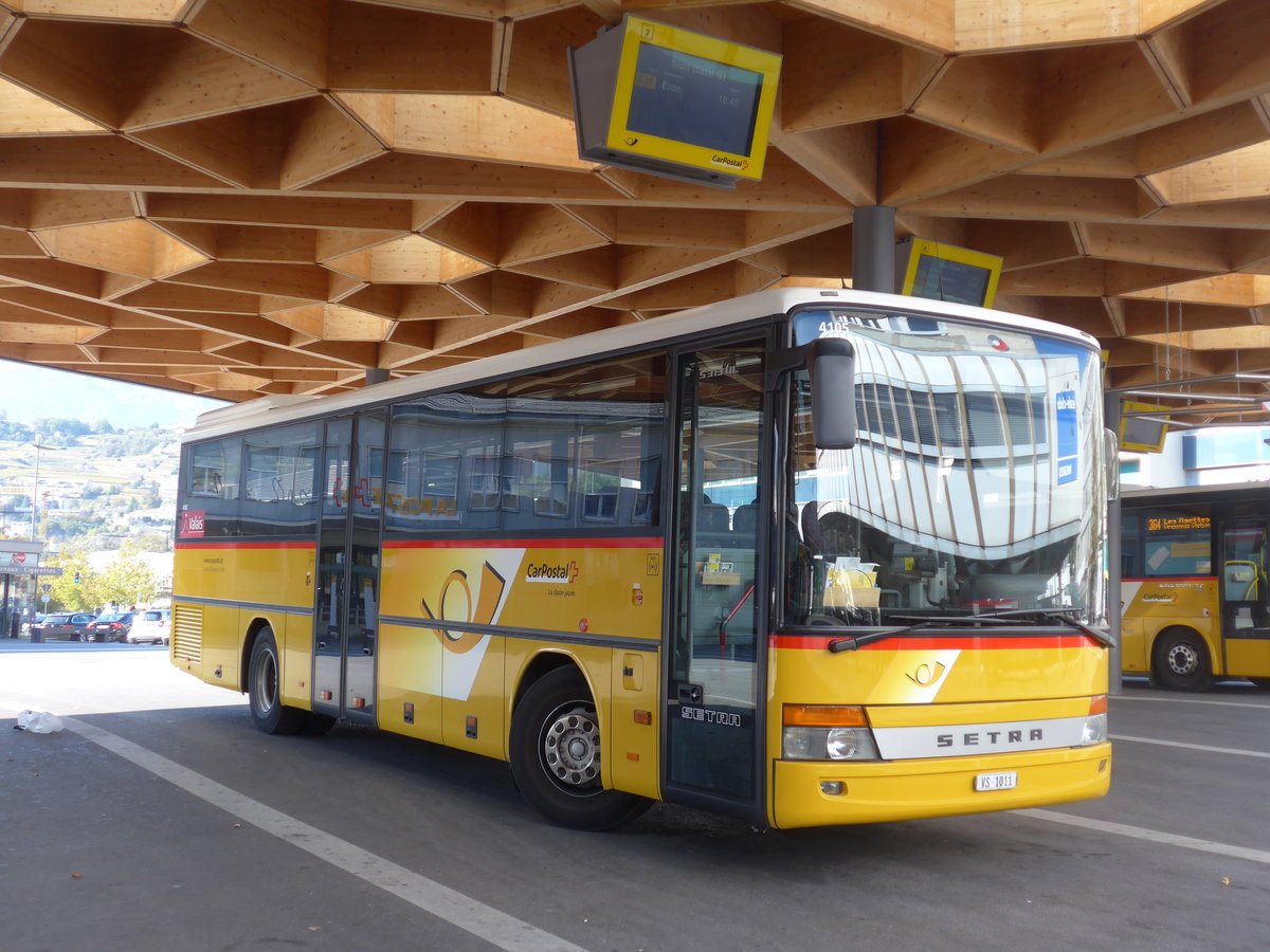 (198'282) - Ev�quoz, Erde - VS 1011 - Setra am 14. Oktober 2018 beim Bahnhof Sion