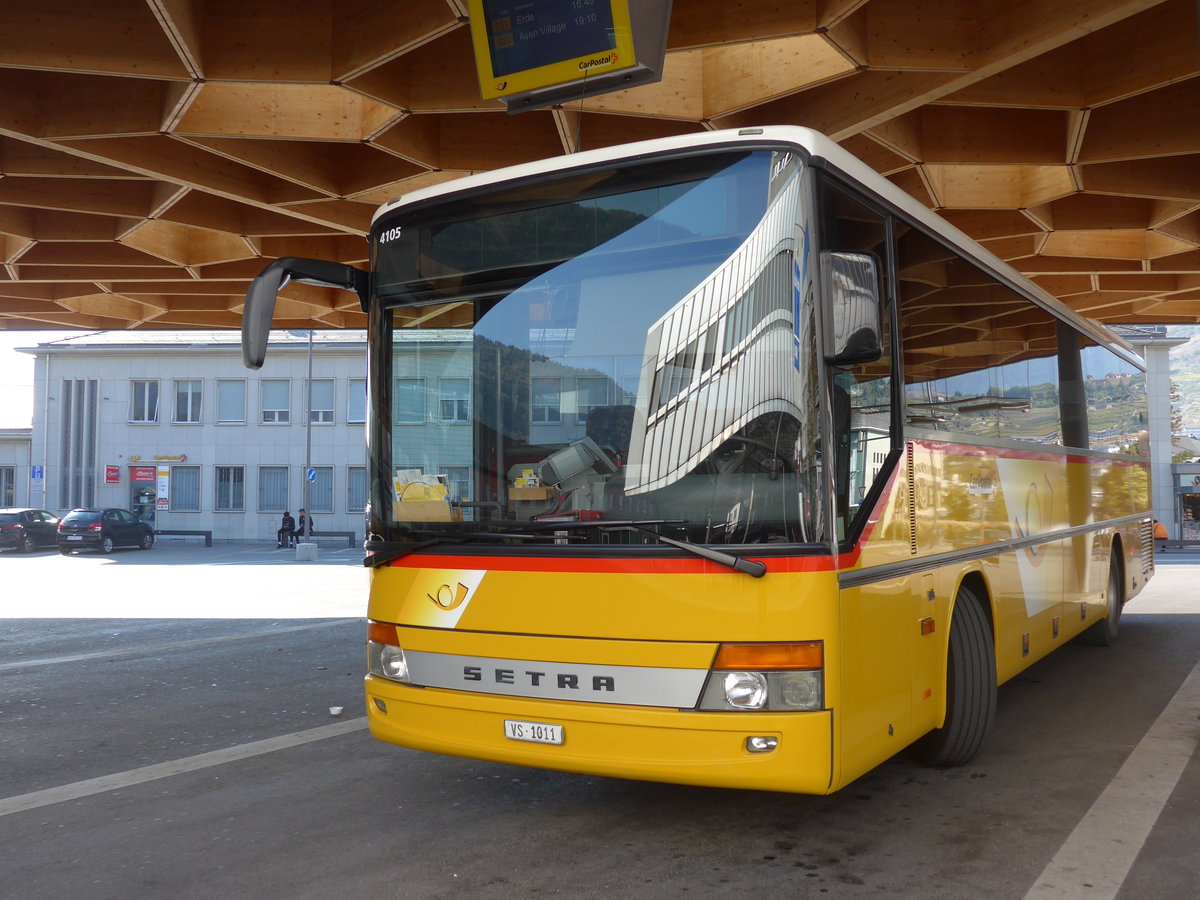 (198'288) - Ev�quoz, Erde - VS 1011 - Setra am 14. Oktober 2018 beim Bahnhof Sion