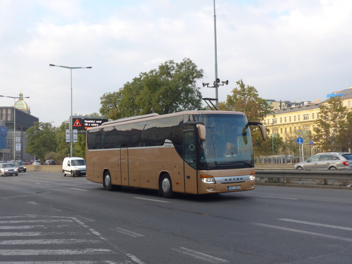 (198'953) - Kr�sa, Praha - 1AS 2392 - Setra am 21. Oktober 2018 in Praha, Hlavn� N�draz�