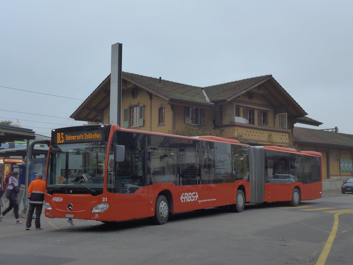 (199'181) - RBS Worblaufen - Nr. 31/BE 841'031 - Mercedes am 4. November 2018 beim Bahnhof M�nchenbuchsee