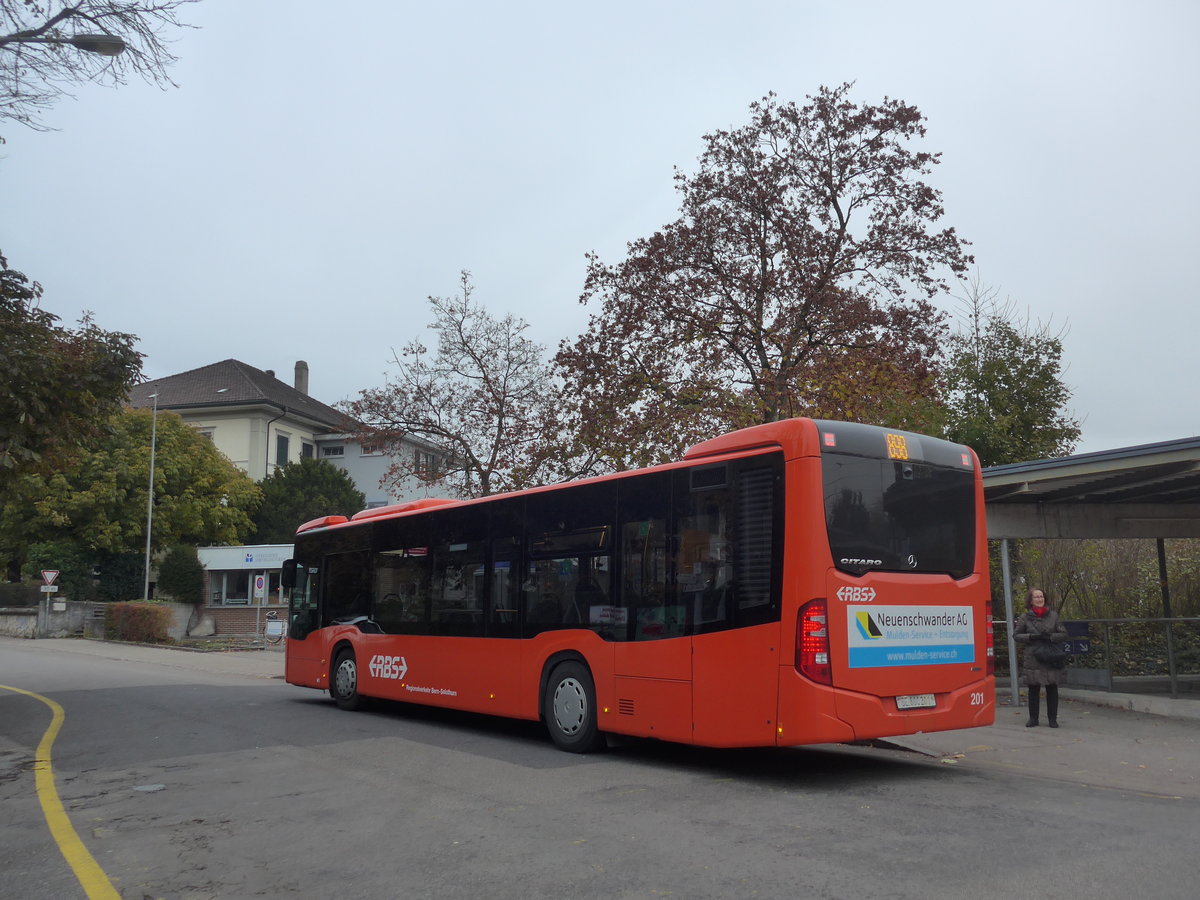 (199'185) - RBS Worblaufen - Nr. 201/BE 800'201 - Mercedes am 4. November 2018 beim Bahnhof M�nchenbuchsee