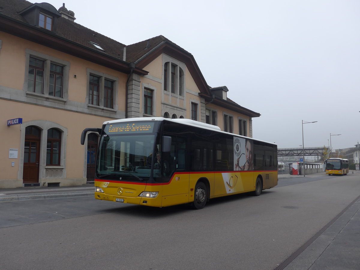 (199'192) - CarPostal Ouest - JU 65'081 - Mercedes (ex Nr. 14) am 4. November 2018 beim Bahnhof Del�mont
