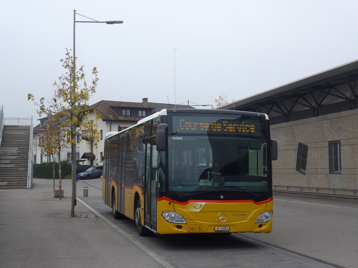 (199'194) - CarPostal Ouest - JU 53'052 - Mercedes (ex Nr. 7) am 4. November 2018 beim Bahnhof Del�mont