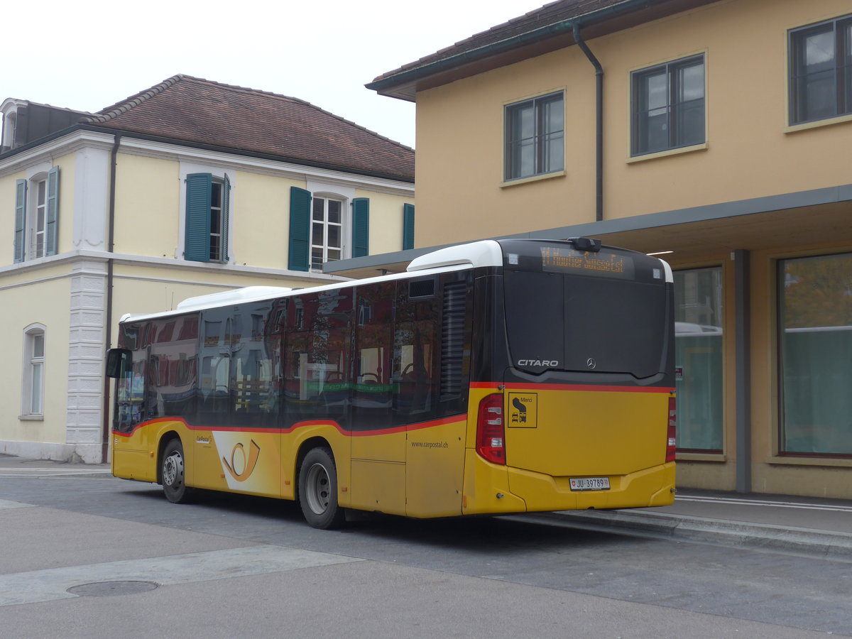 (199'259) - CarPostal Ouest - JU 39'789 - Mercedes am 4. November 2018 beim Bahnhof Del�mont