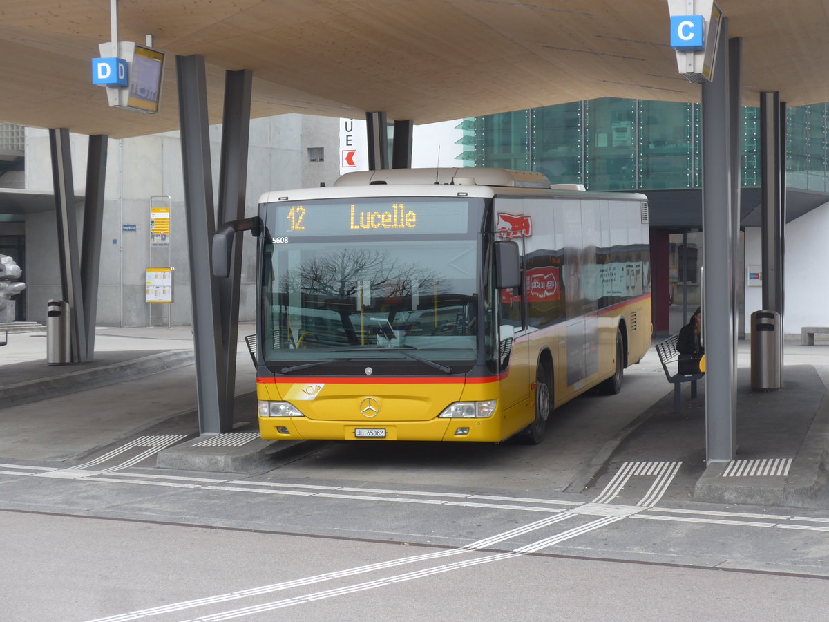 (199'261) - CarPostal Ouest - JU 65'082 - Mercedes (ex Nr. 15) am 4. November 2018 beim Bahnhof Del�mont
