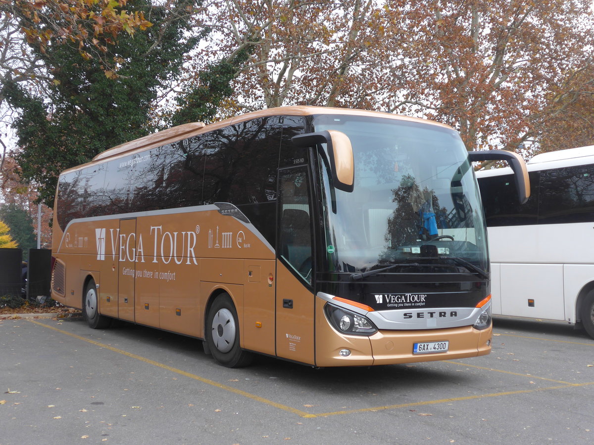 (199'429) - Aus Tschechien: Vega Tour, Praha - Nr. 24/6AX 4300 - Setra am 18. November 2018 in Z�rich, Sihlquai