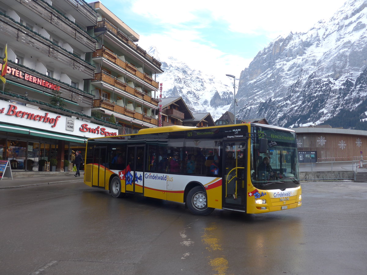 (200'480) - AVG Grindelwald - Nr. 18/BE 382'871 - MAN/G�ppel am 1. Januar 2019 beim Bahnhof Grindelwald