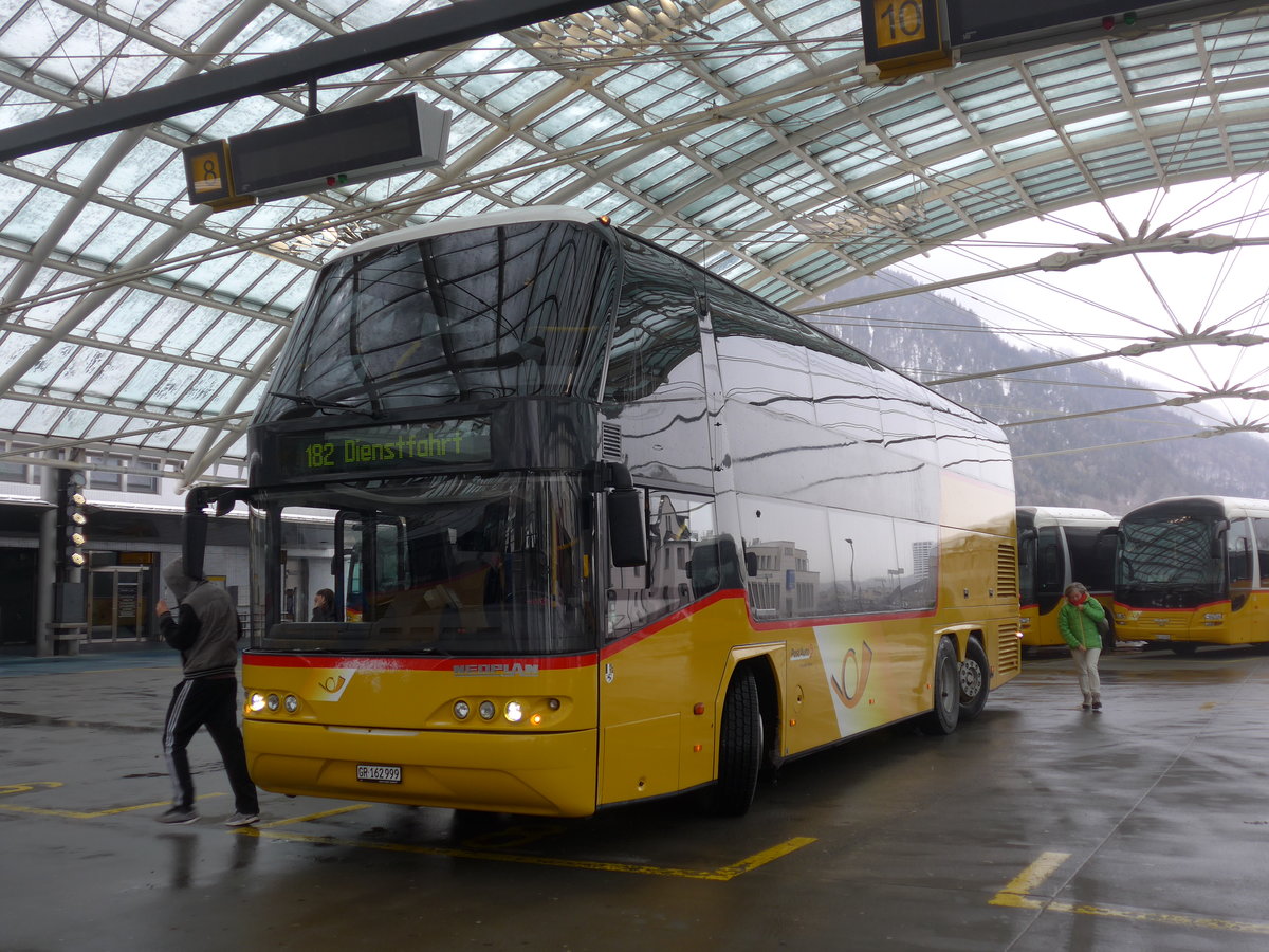 (200'626) - PostAuto Graub�nden - GR 162'999 - Neoplan am 2. Januar 2019 in Chur, Postautostation