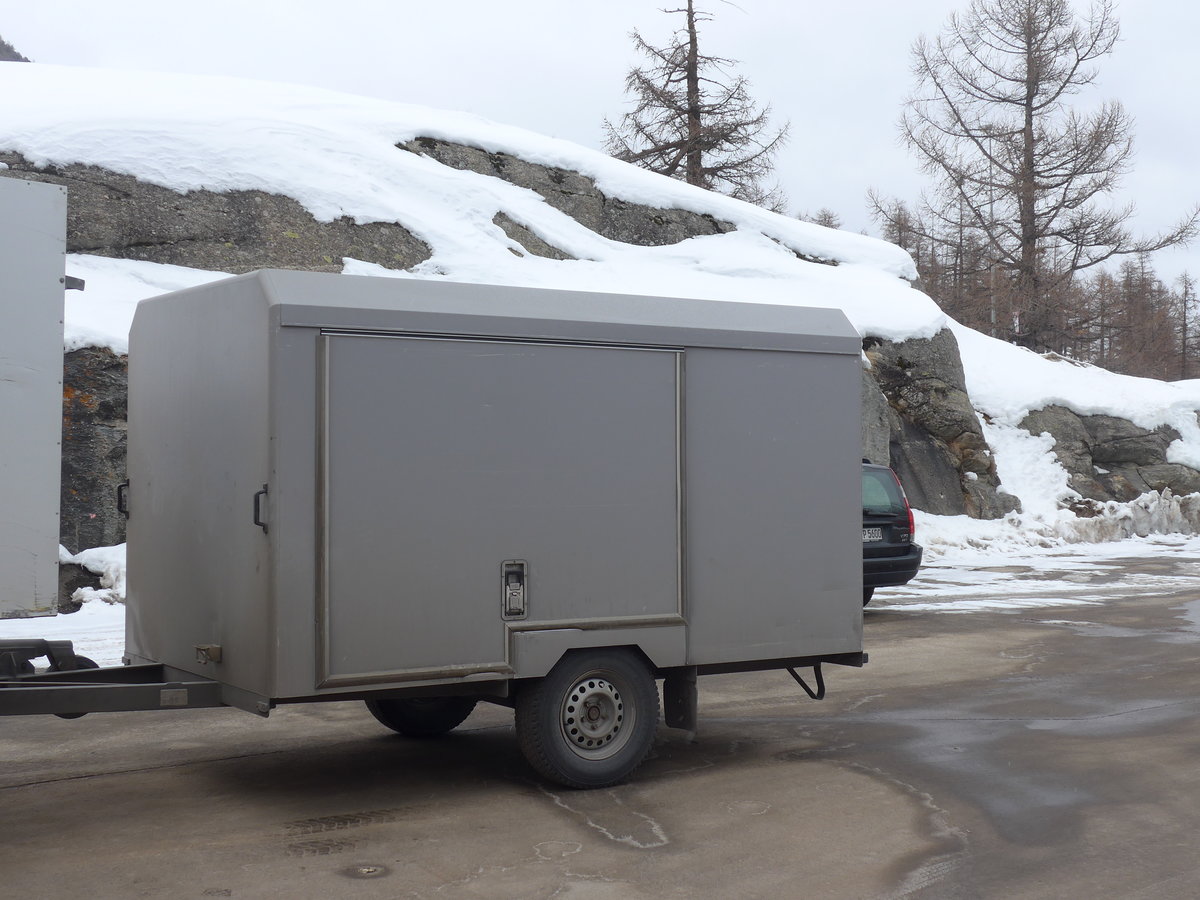 (201'348) - PostAuto Wallis - VS 258'988 - Car-Tech Gep�ckanh�nger am 27. Januar 2019 in Saas-Fee, Parkhaus