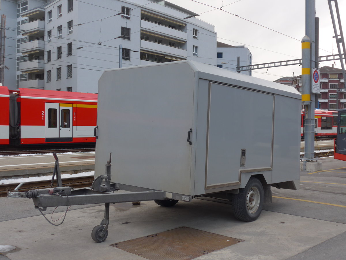(201'363) - PostAuto Wallis - VS 258'980 - Car-Tech Gep�ckanh�nger am 27. Januar 2019 beim Bahnhof Brig