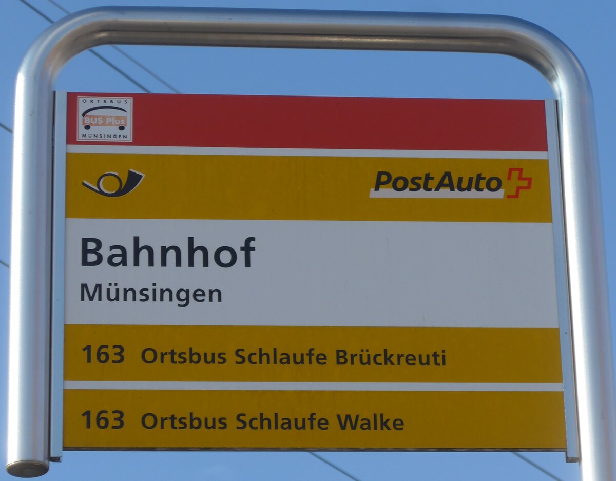 (201'471) - PostAuto/BUS Plus-Haltestellenschild - M�nsingen, Bahnhof - am 4. Februar 2019