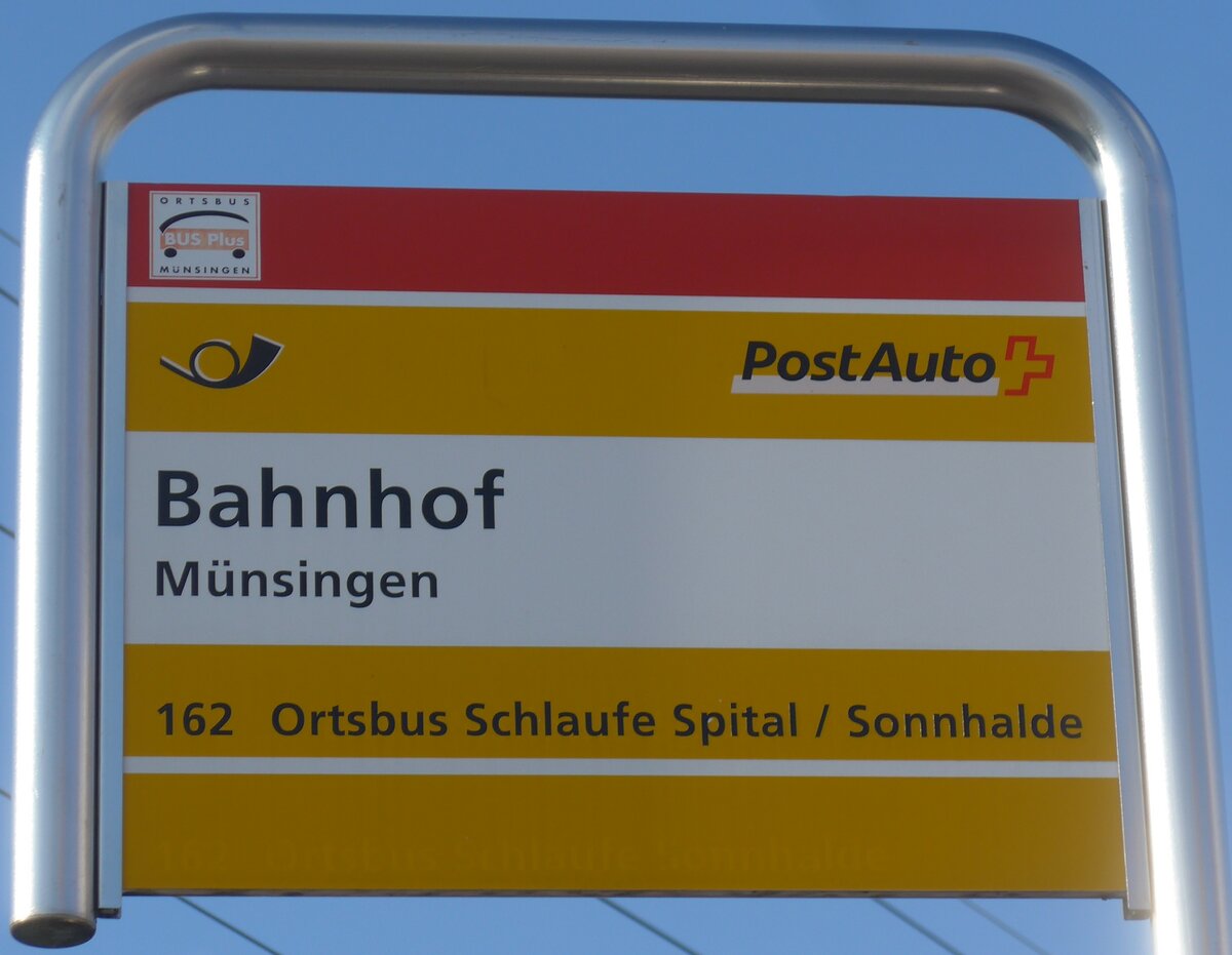 (201'472) - PostAuto/BUS Plus-Haltestellenschild - M�nsingen, Bahnhof - am 4. Februar 2019