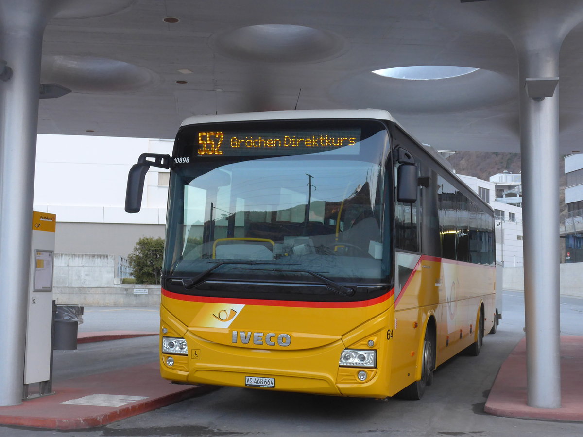(201'918) - Autotour, Visp - Nr. 64/VS 468'664 - Iveco am 3. M�rz 2019 beim Bahnhof Visp