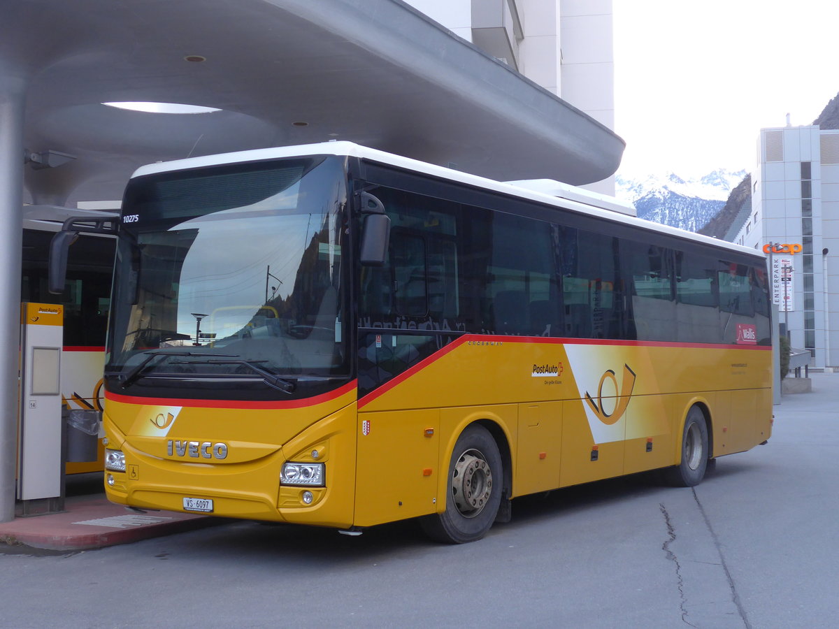 (201'919) - Autotour, Visp - VS 6097 - Iveco am 3. M�rz 2019 beim Bahnhof Visp
