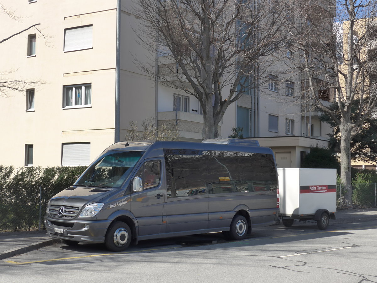 (202'401) - Alpina Transfers, Martigny - VS 400'015 - Mercedes am 16. M�rz 2019 beim Bahnhof Martigny