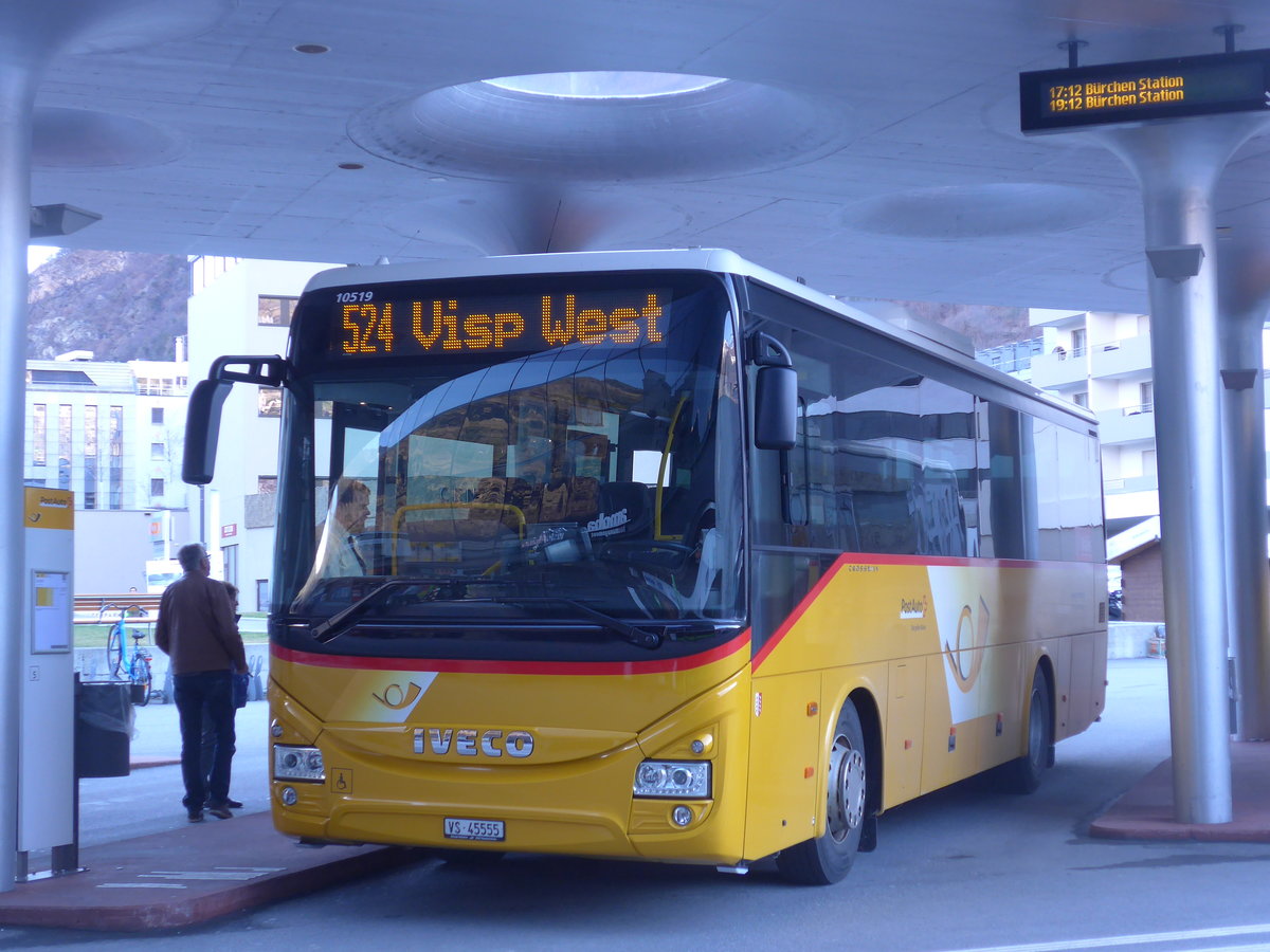 (202'440) - BUS-trans, Visp - VS 45'555 - Iveco am 16. M�rz 2019 beim Bahnhof Visp