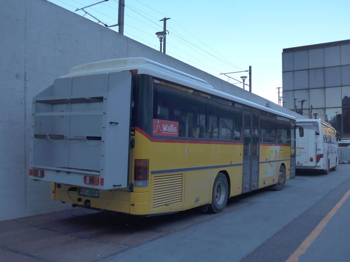 (202'442) - Autotour, Visp - VS 63'800 - Setra am 16. M�rz 2019 beim Bahnhof Visp