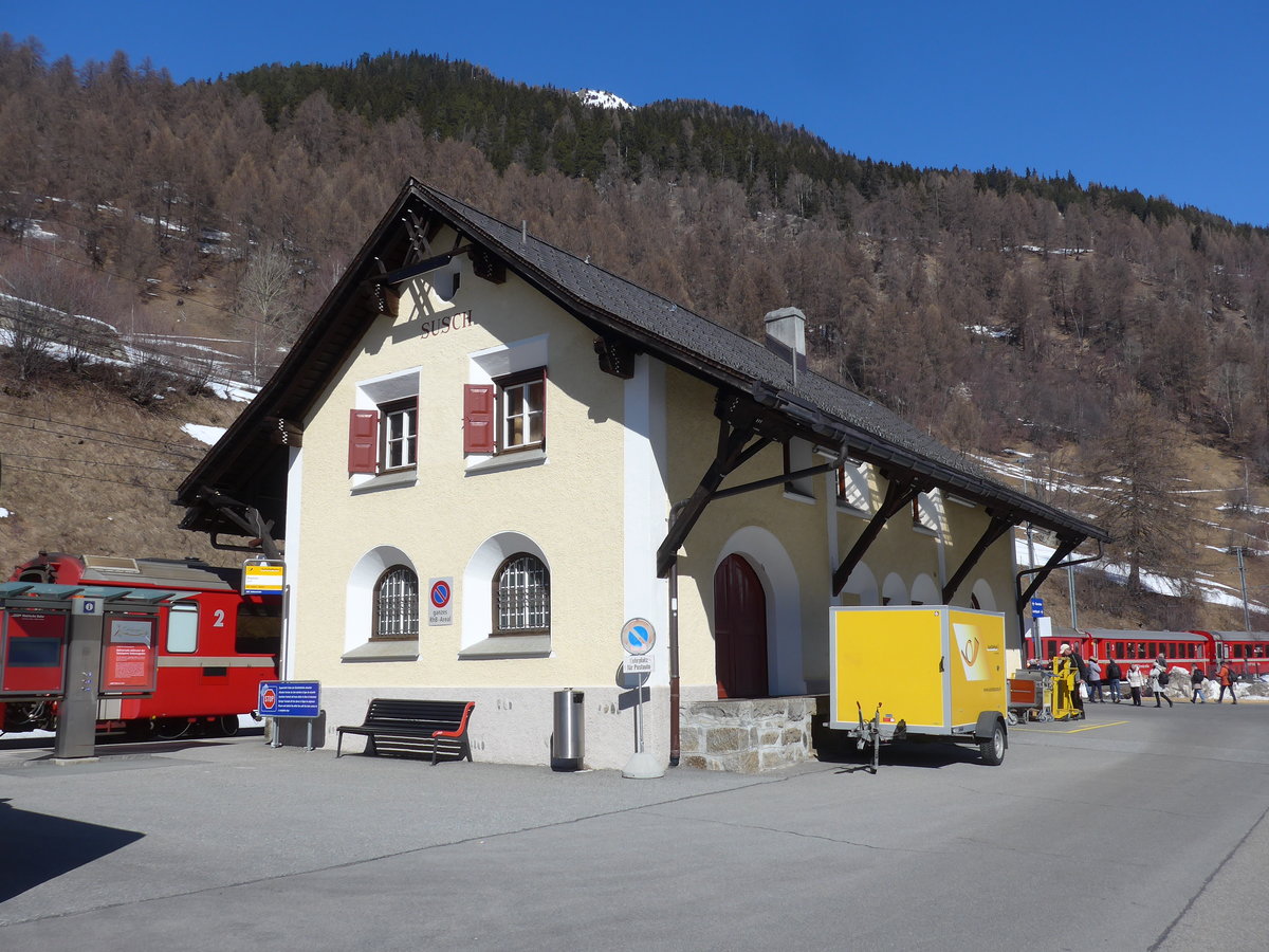 (202'607) - PostAuto Graub�nden - GR 143'008 - Conrad Gep�ckanh�nger am 20. M�rz 2019 beim Bahnhof Susch