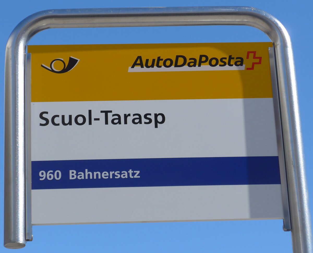 (202'616) - PostAuto-Haltestellenschild - Scuol-Tarasp, Bahnhof - am 20. M�rz 2019