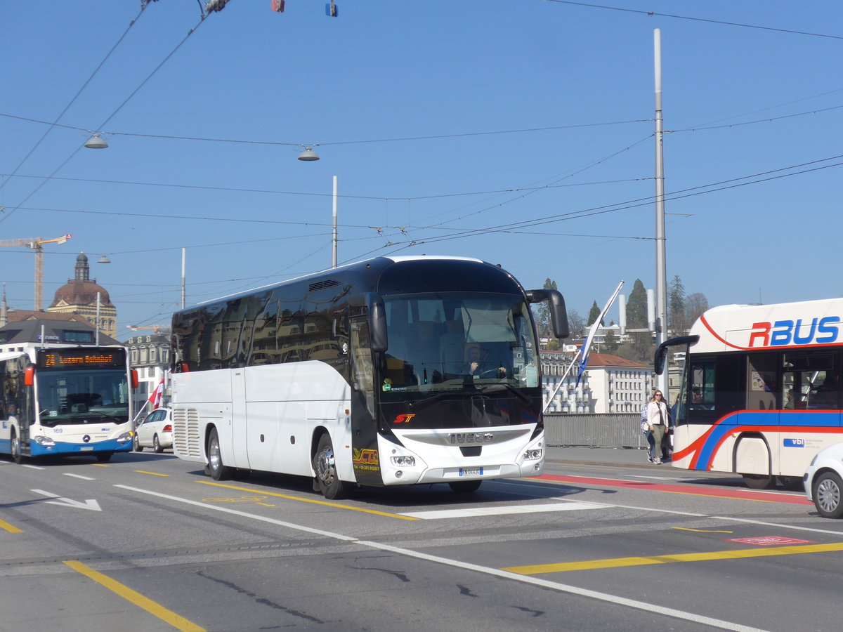 (203'025) - Aus Italien: Stern Travel - FN-044 JC - Iveco am 23. M�rz 2019 in Luzern, Bahnhofbr�cke