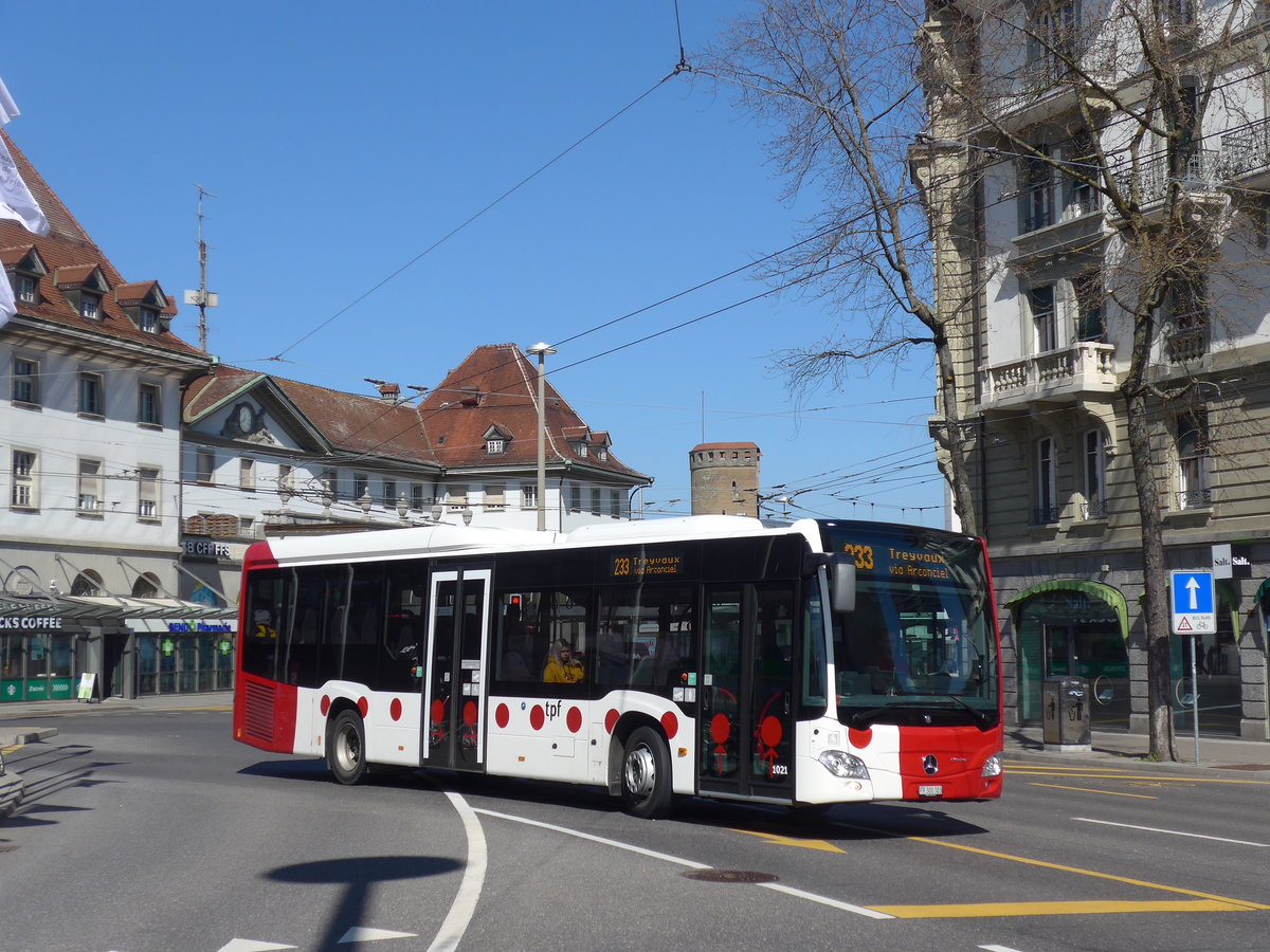 (203'230) - TPF Fribourg - Nr. 1021/FR 300'303 - Mercedes am 24. M�rz 2019 beim Bahnhof Fribourg