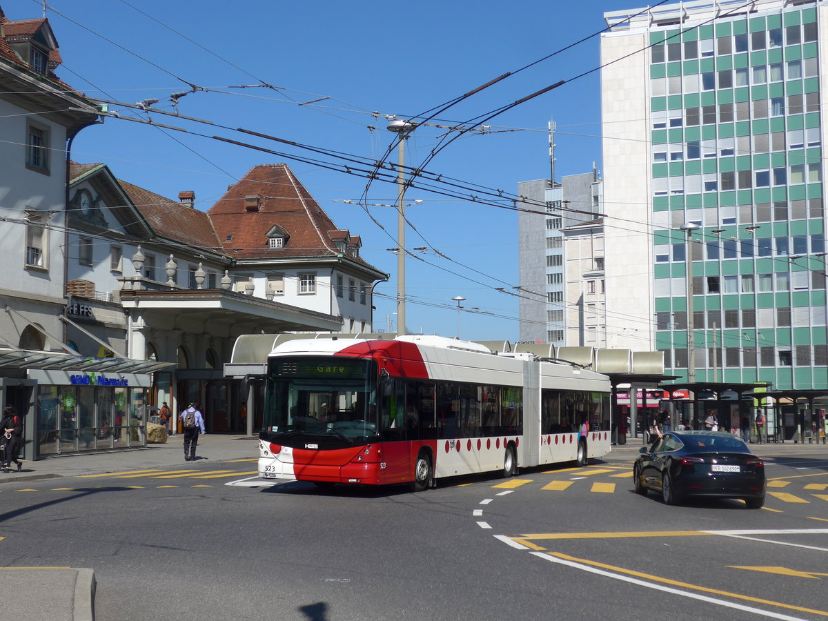 (203'247) - TPF Fribourg - Nr. 523 - Hess/Hess Gelenktrolleybus am 24. M�rz 2019 beim Bahnhof Fribourg