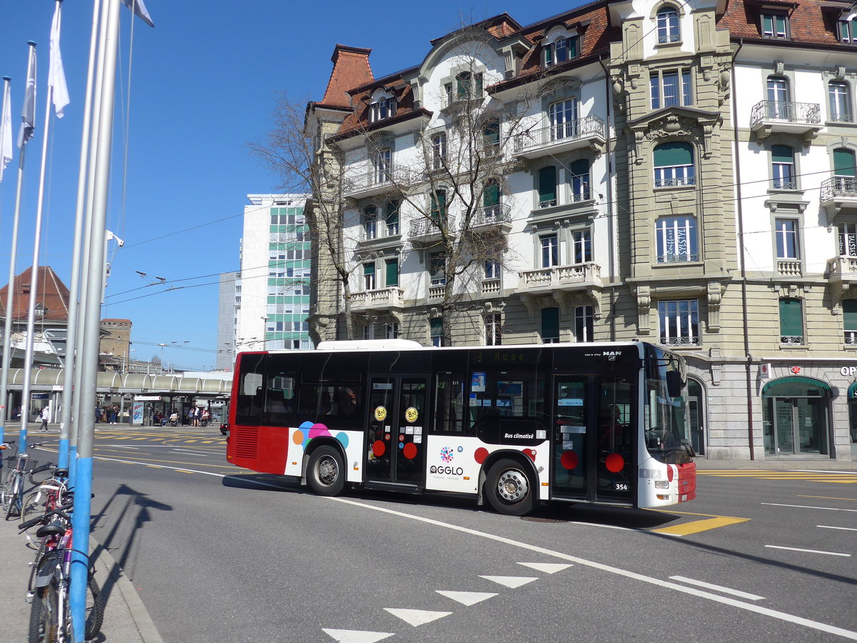 (203'256) - TPF Fribourg - Nr. 354/FR 300'405 - MAN/G�ppel am 24. M�rz 2019 beim Bahnhof Fribourg