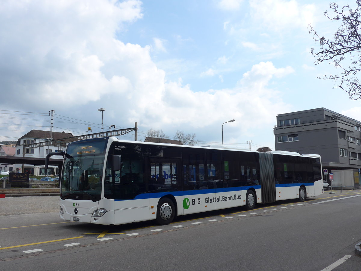 (203'515) - Welti-Furrer, Bassersdorf - Nr. 62/ZH 634'611 - Mercedes am 7. April 2019 beim Bahnhof K�snacht