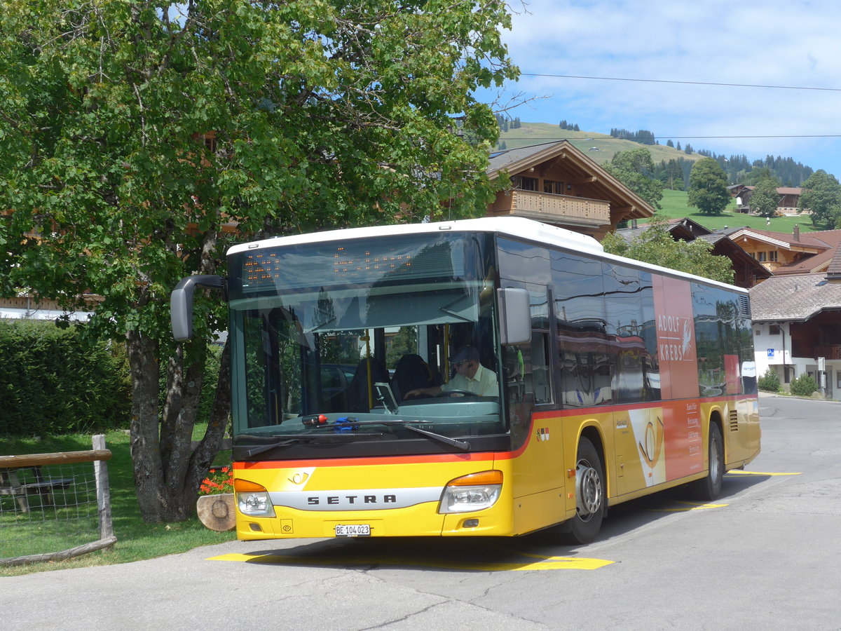 (204'554) - K�bli, Gstaad - BE 104'023 - Setra (ex Nr. 1) am 5. August 2019 beim Bahnhof Sch�nried