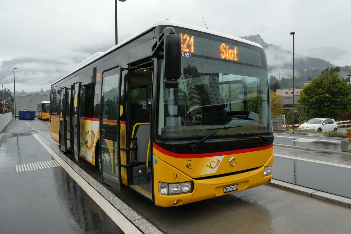 (208'110) - PostAuto Graub�nden - GR 105'478/PID 5591 - Irisbus (ex Nr. 28; ex Nr. 22; ex Fontana, Ilanz Nr. 22) am 9. September 2025 beim Bahnhof Ilanz