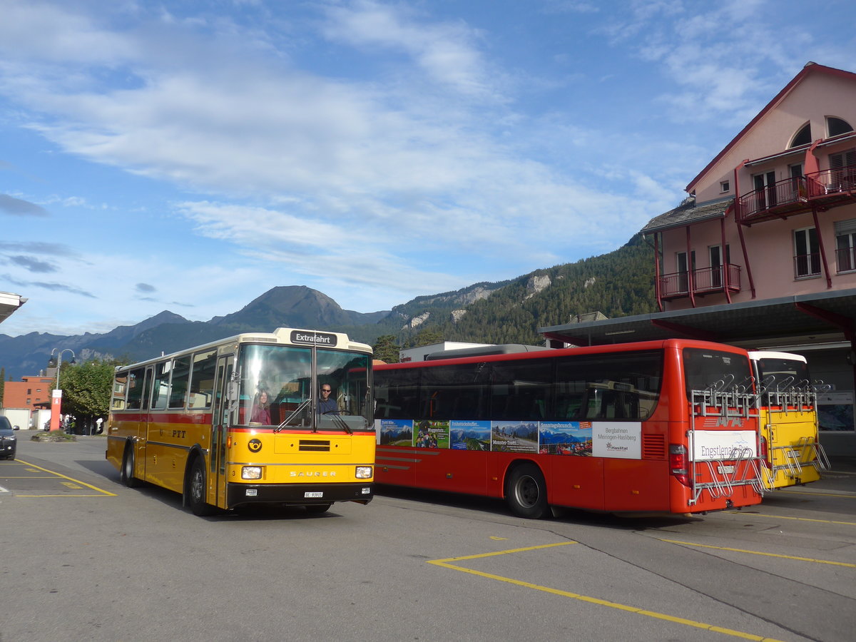 (209'735) - Kolb, Grasswil - Nr. 3/BE 93'915 - Saurer/R&J (ex Schmocker, Stechelberg Nr. 3; ex Schmocker, Stechelberg Nr. 1; ex Gertsch, Stechelberg Nr. 1) + AFA Adelboden - Nr. 24/BE 26'701 - Setra am 22. September 2019 in Meiringen, Postautostation (Einsatz PostAuto f�r Engstlenalp-Bus)