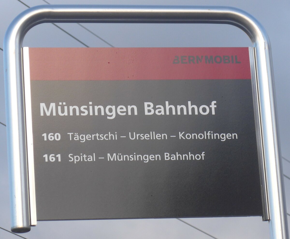 (212'892) - BERNMOBIL-Haltestellenschild - M�nsingen, Bahnhof - am 14. Dezember 2019