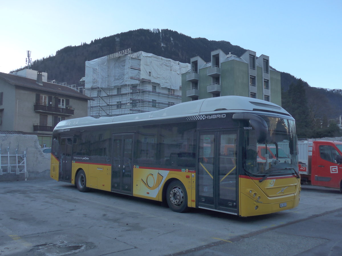 (213'225) - D�nser, Trimmis - GR 95'517 - Volvo am 1. Januar 2020 in Chur, Postgarage