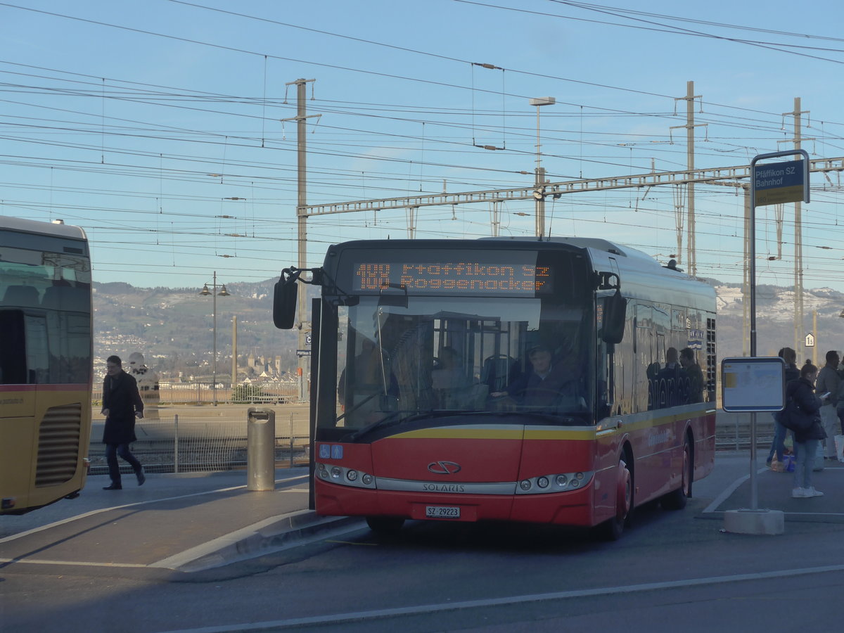 (214'219) - Landolt, Pf�ffikon - SZ 29'223 - Solaris am 15. Februar 2020 beim Bahnhof Pf�ffikon