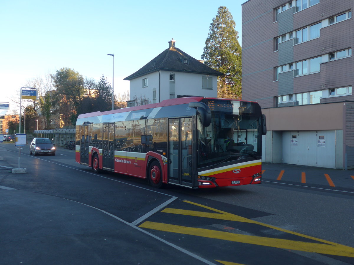 (214'224) - Landolt, Pf�ffikon - SZ 39'898 - Solaris am 15. Februar 2020 beim Bahnhof Pf�ffikon