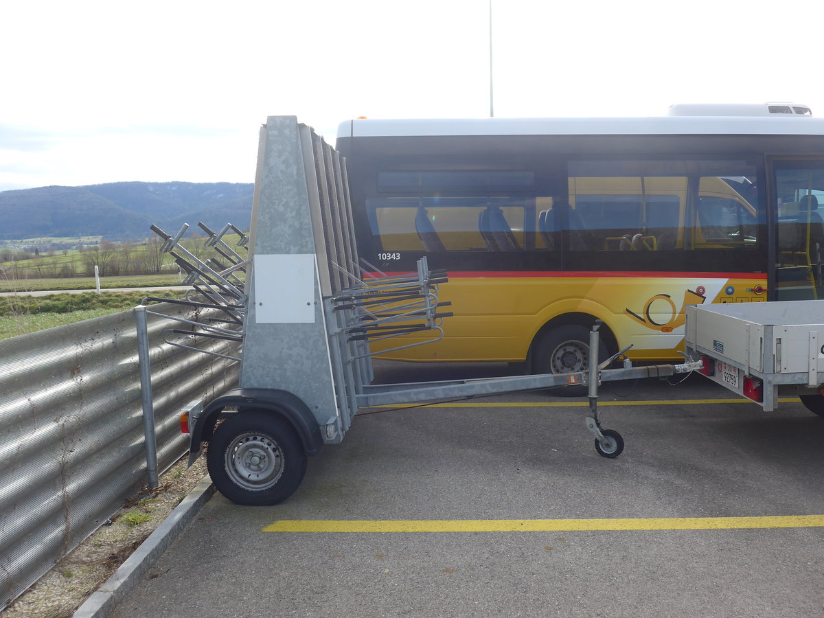 (214'311) - CarPostal Ouest - JU 93'009 - Zbinden Fahrradanh�nger am 16. Februar 2020 in Develier, Parkplatz