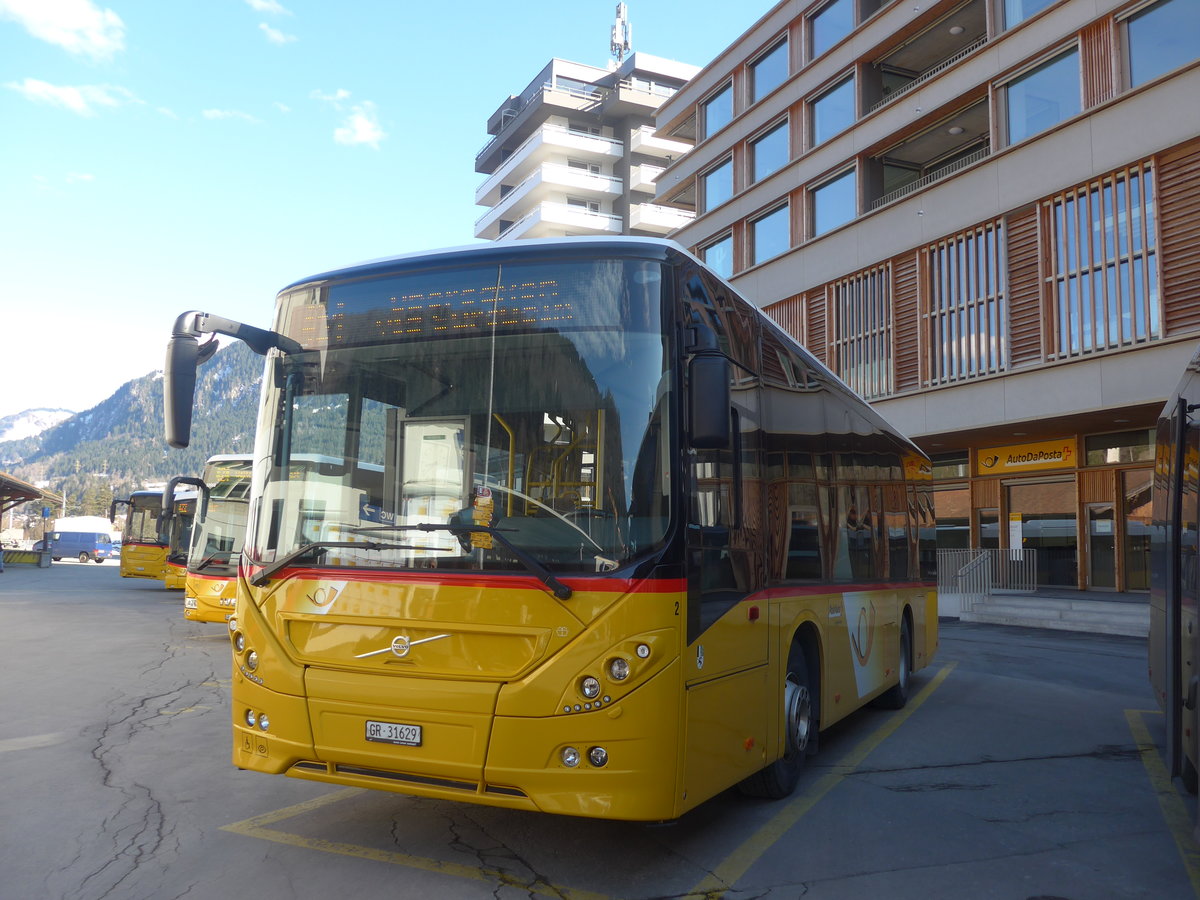(215'016) - Fontana, Ilanz - Nr. 2/GR 31'629 - Volvo am 1. M�rz 2020 beim Bahnhof Ilanz