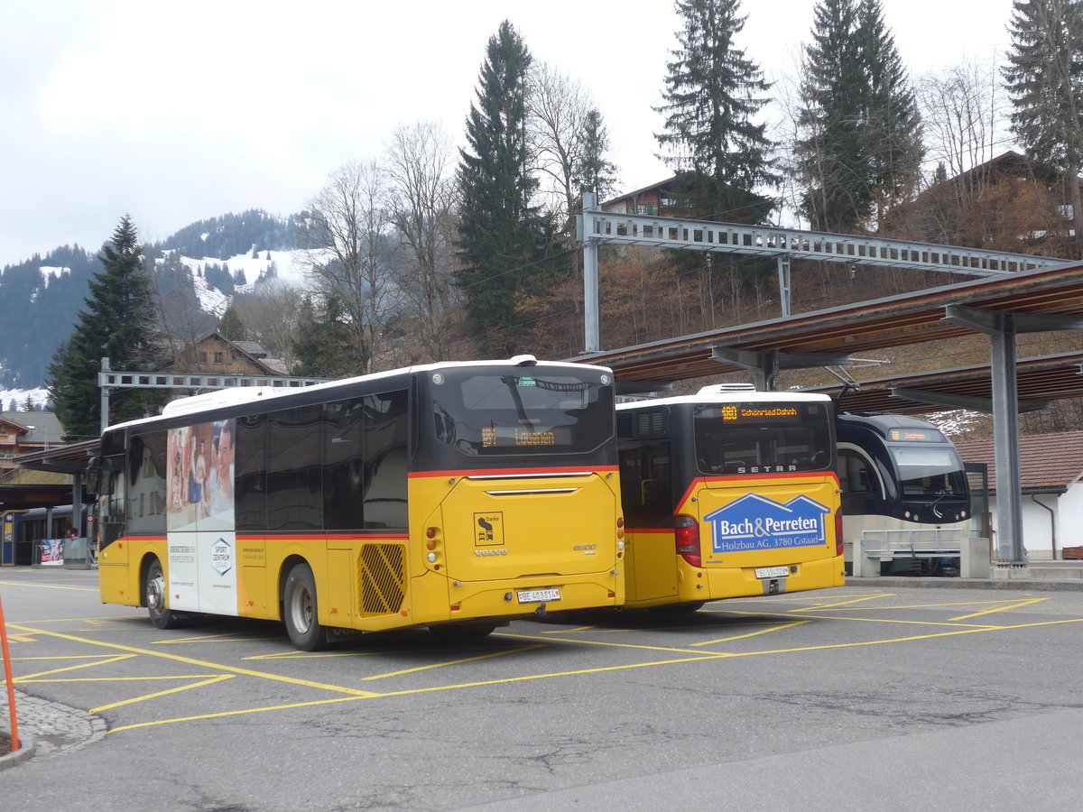(215'124) - K�bli, Gstaad - BE 403'014 - Volvo am 14. M�rz 2020 beim Bahnhof Gstaad