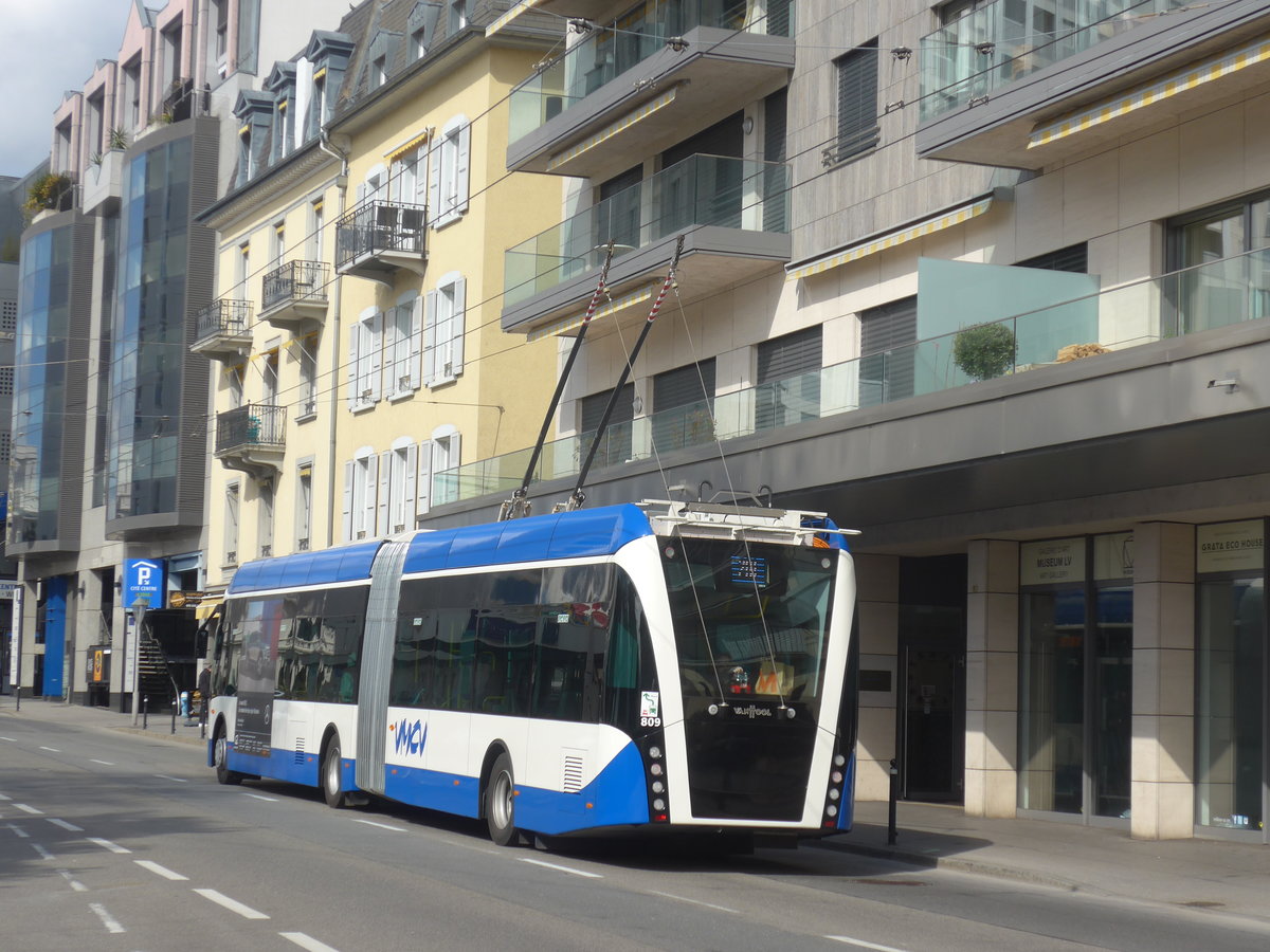 (215'152) - VMCV Clarens - Nr. 809 - Van Hool Gelenktrolleybus am 14. M�rz 2020 in Montreux, Escaliers de la Gare