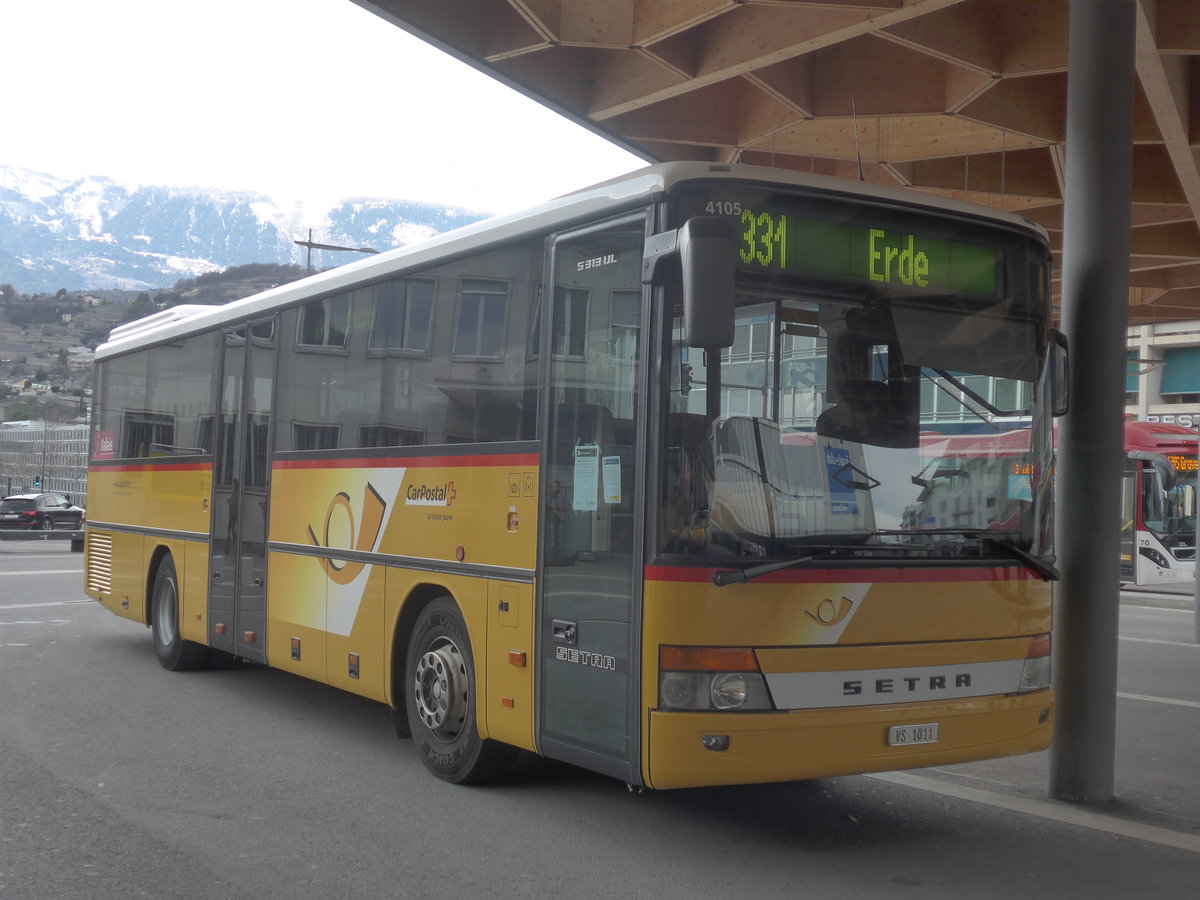 (215'323) - Ev�quoz, Erde - VS 1011 - Setra am 20. M�rz 2020 beim Bahnhof Sion