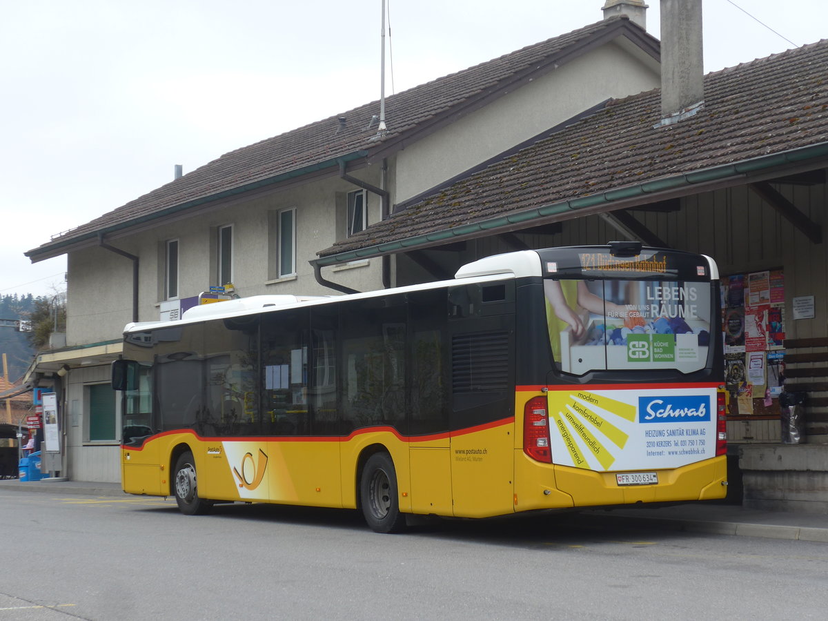 (215'392) - Wieland, Murten - FR 300'634 - Mercedes am 22. M�rz 2020 beim Bahnhof Laupen