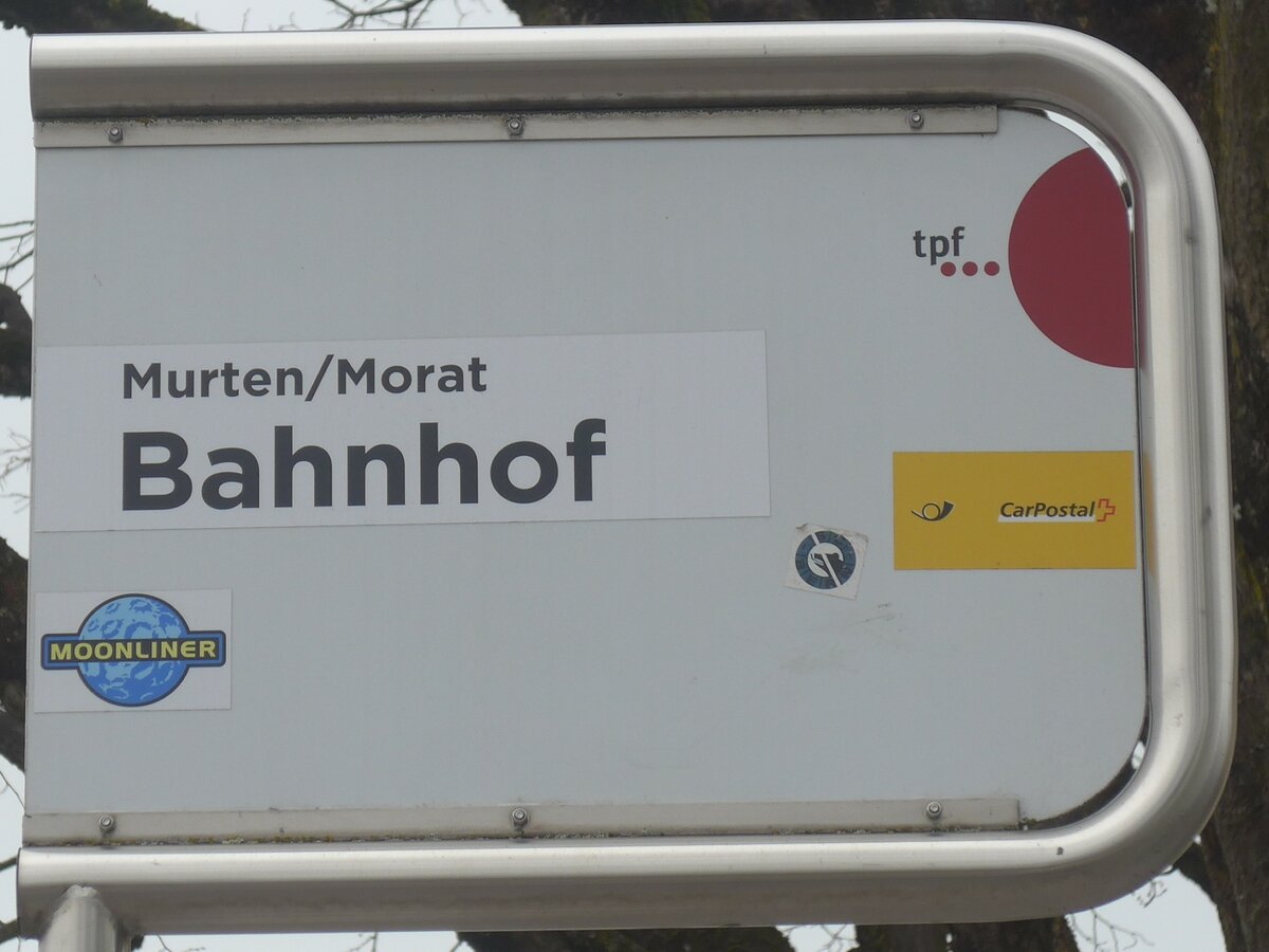 (215'400) - tpf/PostAuto-Haltestellenschild - Murten/Morat, Bahnhof - am 22. M�rz 2020